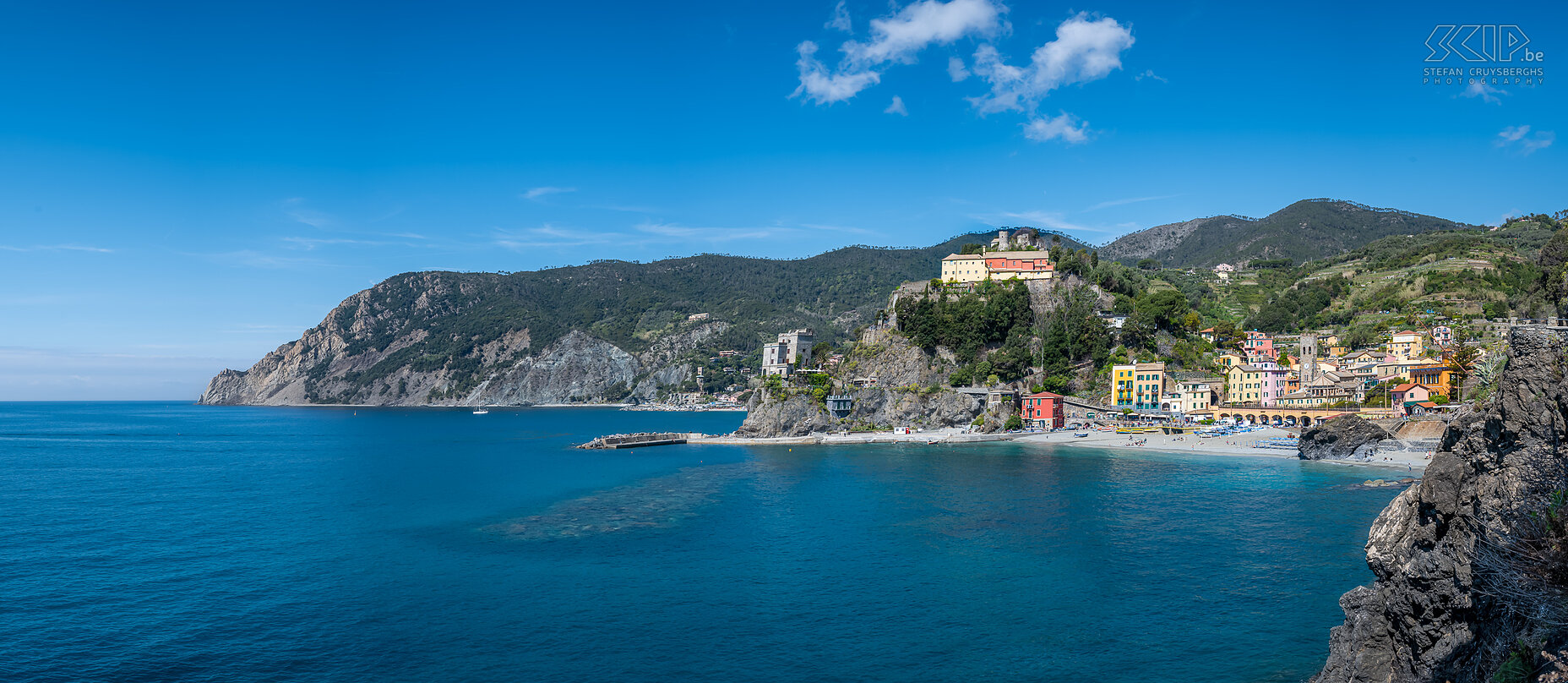 Monterosso al Mare Monterosse al Mare is het meest noordelijke dorp van de Cinque Terre, het grootste en het enige met een zandstrand. Net als de andere dorpen van de Cinque Terre is het slecht bereikbaar met de auto, maar heeft het wel een treinstation. Het dorpje wordt in twee gesplitst door een uitstekende rots, met bovenop een klooster. Wij kwamen er toe na een prachtige wandeling vanuit Vernazza. Stefan Cruysberghs